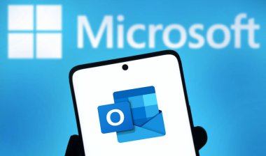 Dhaka, Bangladeş - 05 Ekim 2024: Microsoft Outlook logosu akıllı telefonda gösteriliyor.