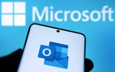 Dhaka, Bangladeş - 05 Ekim 2024: Microsoft Outlook logosu akıllı telefonda gösteriliyor.