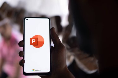 Dhaka, Bangladeş - 05 Ekim 2024: Microsoft PowerPoint logosu akıllı telefonda gösteriliyor.