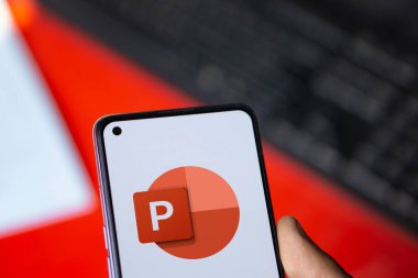 Dhaka, Bangladeş - 05 Ekim 2024: Microsoft PowerPoint logosu akıllı telefonda gösteriliyor.