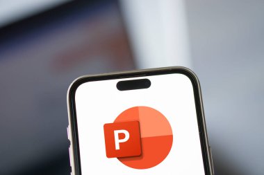 Dhaka, Bangladeş - 05 Ekim 2024: Microsoft PowerPoint logosu akıllı telefonda gösteriliyor.