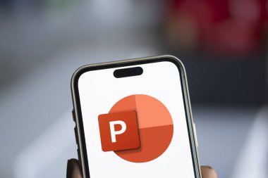 Dhaka, Bangladeş - 05 Ekim 2024: Microsoft PowerPoint logosu akıllı telefonda gösteriliyor.
