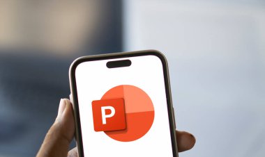 Dhaka, Bangladeş - 05 Ekim 2024: Microsoft PowerPoint logosu akıllı telefonda gösteriliyor.