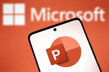 Dhaka, Bangladeş - 05 Ekim 2024: Microsoft PowerPoint logosu akıllı telefonda gösteriliyor.