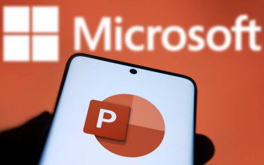 Dhaka, Bangladeş - 05 Ekim 2024: Microsoft PowerPoint logosu akıllı telefonda gösteriliyor.