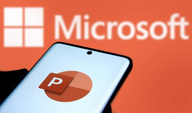 Dhaka, Bangladeş - 05 Ekim 2024: Microsoft PowerPoint logosu akıllı telefonda gösteriliyor.