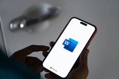 Dhaka, Bangladeş - 05 Ekim 2024: Microsoft Word logosu akıllı telefonda gösteriliyor.