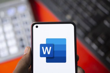 Dhaka, Bangladeş - 05 Ekim 2024: Microsoft Word logosu akıllı telefonda gösteriliyor.