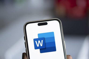 Dhaka, Bangladeş - 05 Ekim 2024: Microsoft Word logosu akıllı telefonda gösteriliyor.