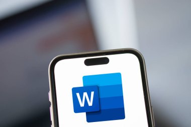 Dhaka, Bangladeş - 05 Ekim 2024: Microsoft Word logosu akıllı telefonda gösteriliyor.