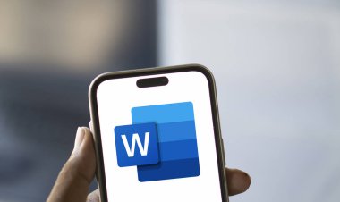 Dhaka, Bangladeş - 05 Ekim 2024: Microsoft Word logosu akıllı telefonda gösteriliyor.