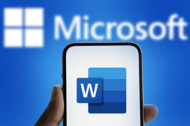 Dhaka, Bangladeş - 05 Ekim 2024: Microsoft Word logosu akıllı telefonda gösteriliyor.