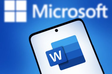 Dhaka, Bangladeş - 05 Ekim 2024: Microsoft Word logosu akıllı telefonda gösteriliyor.