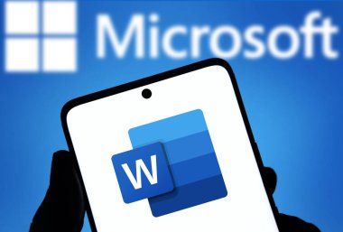 Dhaka, Bangladeş - 05 Ekim 2024: Microsoft Word logosu akıllı telefonda gösteriliyor.