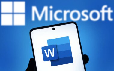 Dhaka, Bangladeş - 05 Ekim 2024: Microsoft Word logosu akıllı telefonda gösteriliyor.