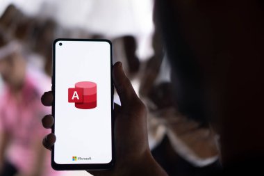 Dhaka, Bangladeş - 05 Ekim 2024: Microsoft Erişim logosu akıllı telefonda gösteriliyor.