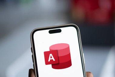 Dhaka, Bangladeş - 05 Ekim 2024: Microsoft Erişim logosu akıllı telefonda gösteriliyor.