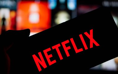 Dhaka, Bangladeş - 06 Ekim 2024: Netflix logosu akıllı telefonda gösteriliyor.