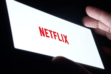 Dhaka, Bangladeş - 06 Ekim 2024: Netflix logosu akıllı telefonda gösteriliyor.