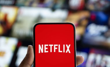 Dhaka, Bangladeş - 06 Ekim 2024: Netflix logosu akıllı telefonda gösteriliyor.