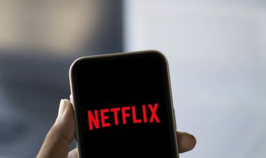 Dhaka, Bangladeş - 06 Ekim 2024: Netflix logosu akıllı telefonda gösteriliyor.