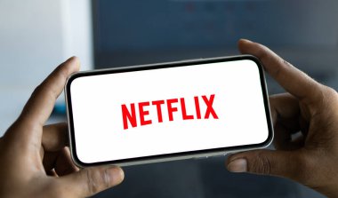 Dhaka, Bangladeş - 06 Ekim 2024: Netflix logosu akıllı telefonda gösteriliyor.