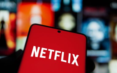 Dhaka, Bangladeş - 06 Ekim 2024: Netflix logosu akıllı telefonda gösteriliyor.