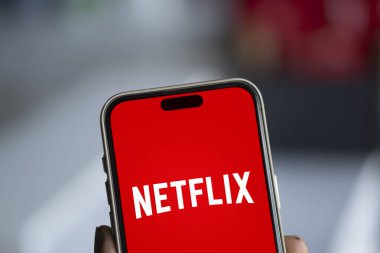 Dhaka, Bangladeş - 06 Ekim 2024: Netflix logosu akıllı telefonda gösteriliyor.