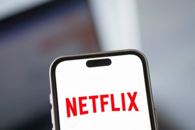 Dhaka, Bangladeş - 06 Ekim 2024: Netflix logosu akıllı telefonda gösteriliyor.
