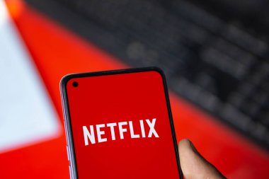 Dhaka, Bangladeş - 06 Ekim 2024: Netflix logosu akıllı telefonda gösteriliyor.