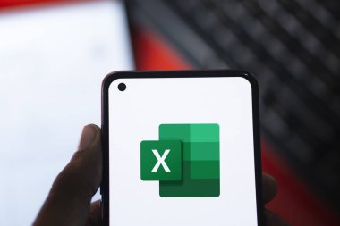 Dhaka, Bangladeş - 06 Ekim 2024: Microsoft Excel logosu akıllı telefonda gösteriliyor.