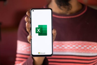 Dhaka, Bangladeş - 06 Ekim 2024: Microsoft Excel logosu akıllı telefonda gösteriliyor.