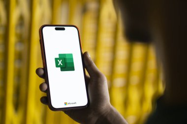 Dhaka, Bangladeş - 06 Ekim 2024: Microsoft Excel logosu akıllı telefonda gösteriliyor.