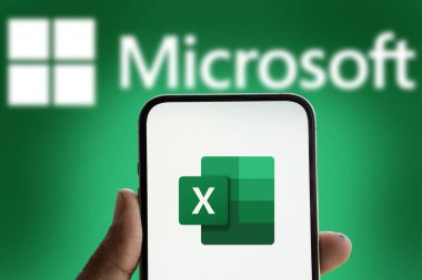 Dhaka, Bangladeş - 06 Ekim 2024: Microsoft Excel logosu akıllı telefonda gösteriliyor.