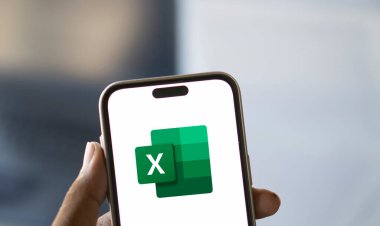 Dhaka, Bangladeş - 06 Ekim 2024: Microsoft Excel logosu akıllı telefonda gösteriliyor.