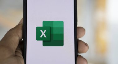 Dhaka, Bangladeş - 06 Ekim 2024: Microsoft Excel logosu akıllı telefonda gösteriliyor.