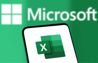 Dhaka, Bangladeş - 06 Ekim 2024: Microsoft Excel logosu akıllı telefonda gösteriliyor.