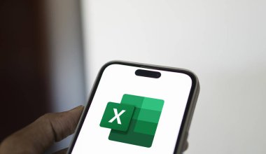 Dhaka, Bangladeş - 06 Ekim 2024: Microsoft Excel logosu akıllı telefonda gösteriliyor.