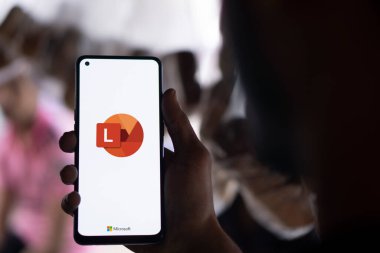 Dhaka, Bangladeş - 06 Ekim 2024: Microsoft Lens logosu akıllı telefonda sergileniyor.