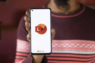Dhaka, Bangladeş - 06 Ekim 2024: Microsoft Lens logosu akıllı telefonda sergileniyor.