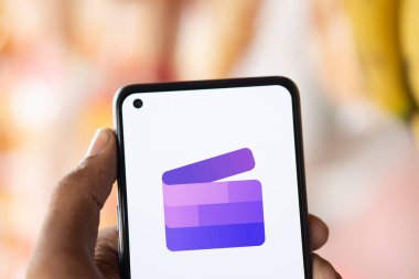 Dhaka, Bangladeş - 08 Ekim 2024: Microsoft clipchamp logosu akıllı telefonda gösteriliyor.