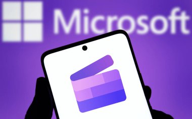 Dhaka, Bangladeş - 08 Ekim 2024: Microsoft clipchamp logosu akıllı telefonda gösteriliyor.