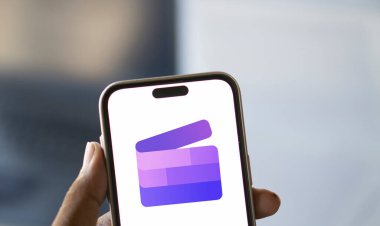 Dhaka, Bangladeş - 08 Ekim 2024: Microsoft clipchamp logosu akıllı telefonda gösteriliyor.