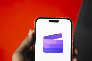 Dhaka, Bangladeş - 08 Ekim 2024: Microsoft clipchamp logosu akıllı telefonda gösteriliyor.