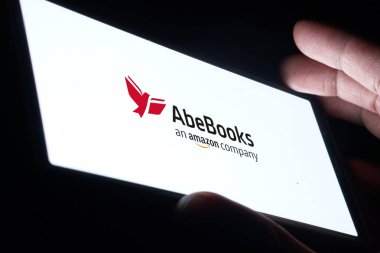 Dhaka, Bangladeş - 08 Ekim 2024: AbeBooks logosu akıllı telefonda gösteriliyor.