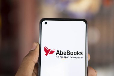 Dhaka, Bangladeş - 08 Ekim 2024: AbeBooks logosu akıllı telefonda gösteriliyor.