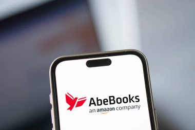 Dhaka, Bangladeş - 08 Ekim 2024: AbeBooks logosu akıllı telefonda gösteriliyor.