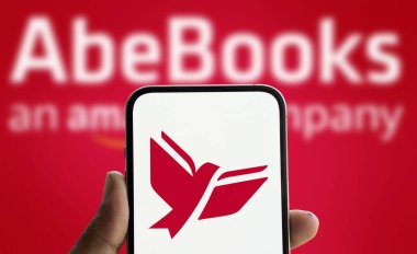 Dhaka, Bangladeş - 08 Ekim 2024: AbeBooks logosu akıllı telefonda gösteriliyor.