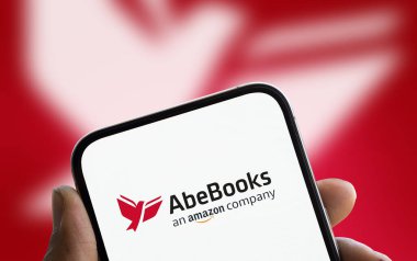 Dhaka, Bangladeş - 08 Ekim 2024: AbeBooks logosu akıllı telefonda gösteriliyor.