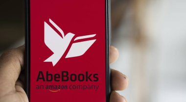 Dhaka, Bangladeş - 08 Ekim 2024: AbeBooks logosu akıllı telefonda gösteriliyor.